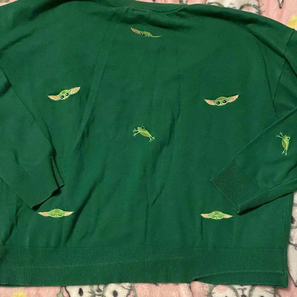 Knitted Star Wars baby yoda Women's Sweater with Embroidered Design - Picture 8 of 11